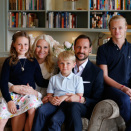 Nye bilder av Kronprinsparet og familien frigis i forbindelse med at Kronprinsen og Kronprinsessen begge fyller 40 år denne sommeren (Foto: Lise Åserud, Scanpix)
